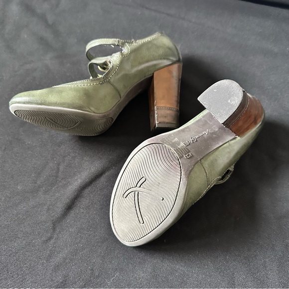 Women's Closed Toe Heels - Picture 2 of 6